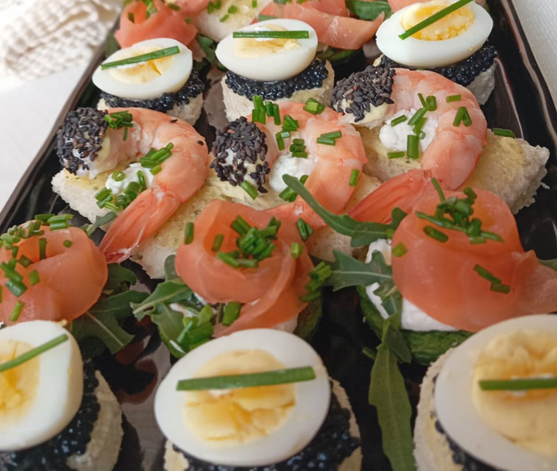 Les bilinis bi couleurs saumon et crevettes (24 pcs)