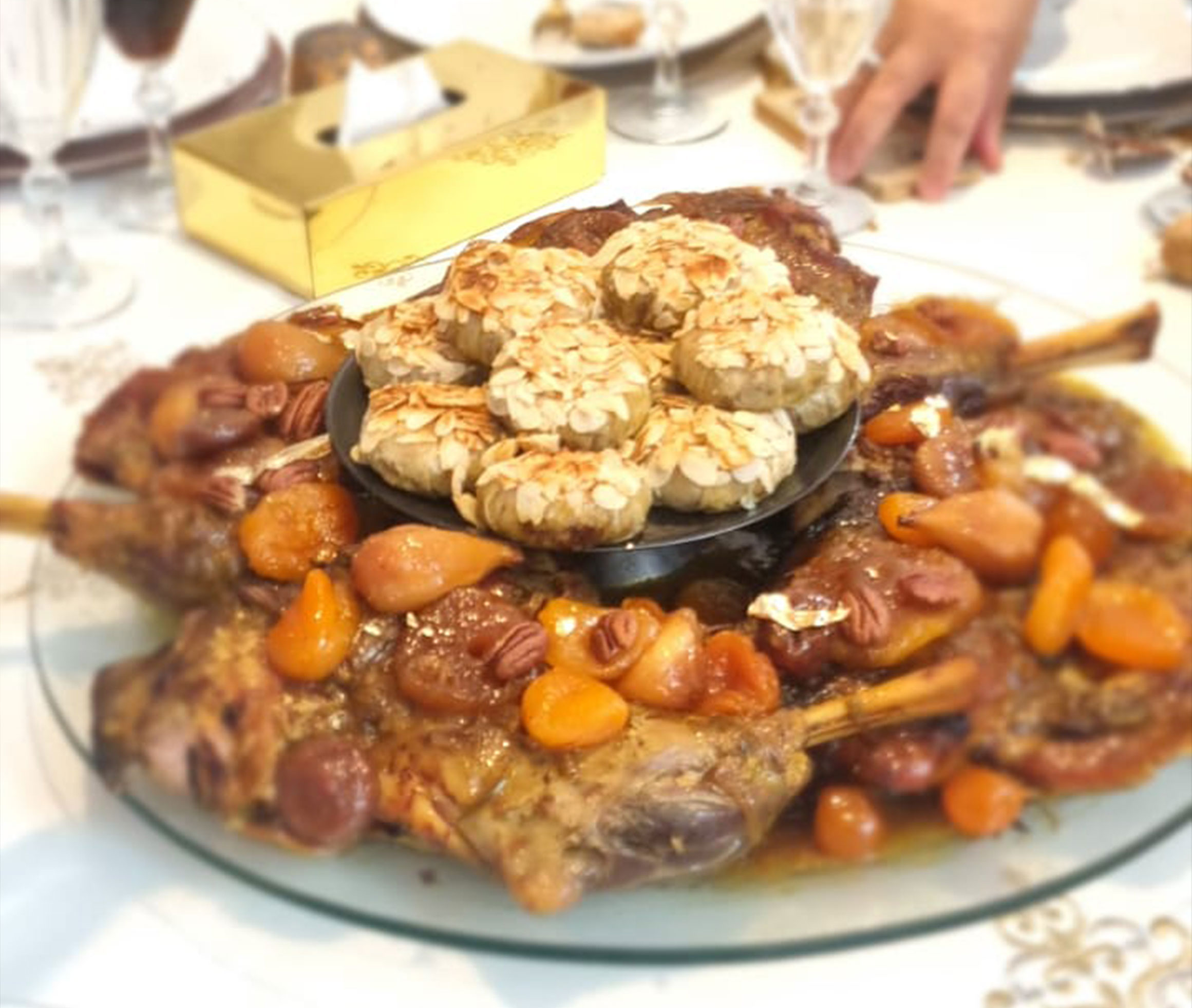 Souris d’agneaux caramélisés aux fruits confits (10 peronnes)